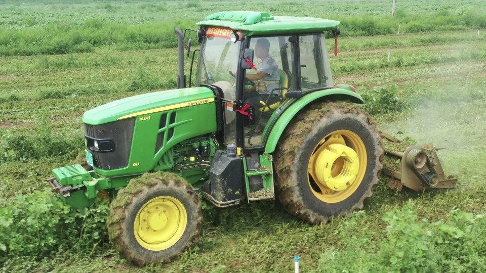 500亩的农场荒草地，约翰迪尔1404拖拉机碎草灭茬作业 | 航拍4K